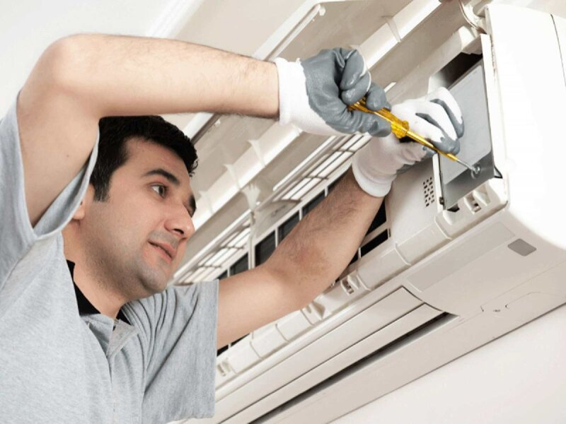 Técnico reparando Aire Acondicionado Daewoo