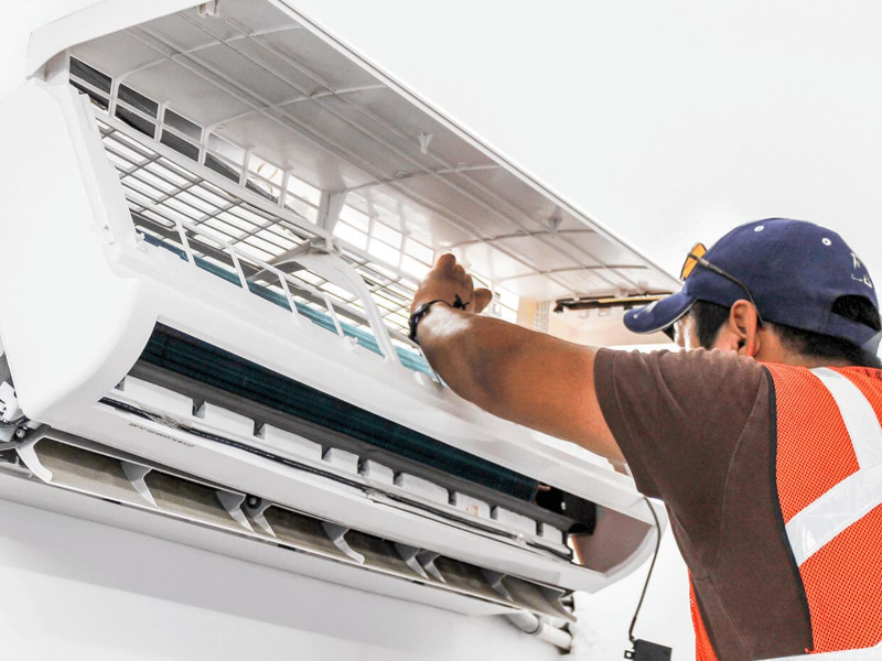 Técnico instalando Aire Acondicionado Daewoo