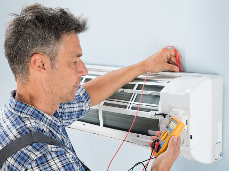 Técnico revisando Aire Acondicionado Daewoo