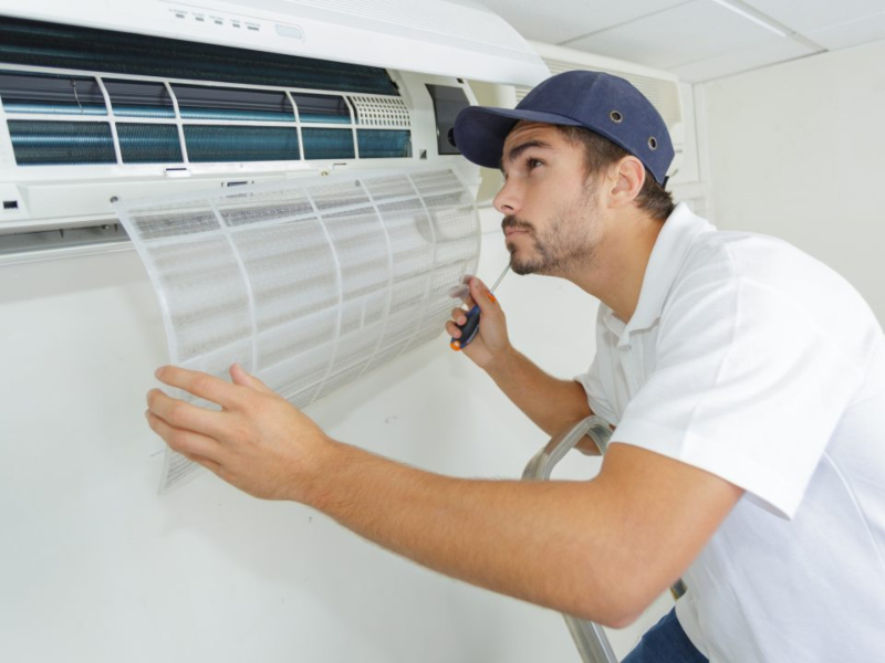 Técnico cambiando filtros de Aire Acondicionado Daewoo