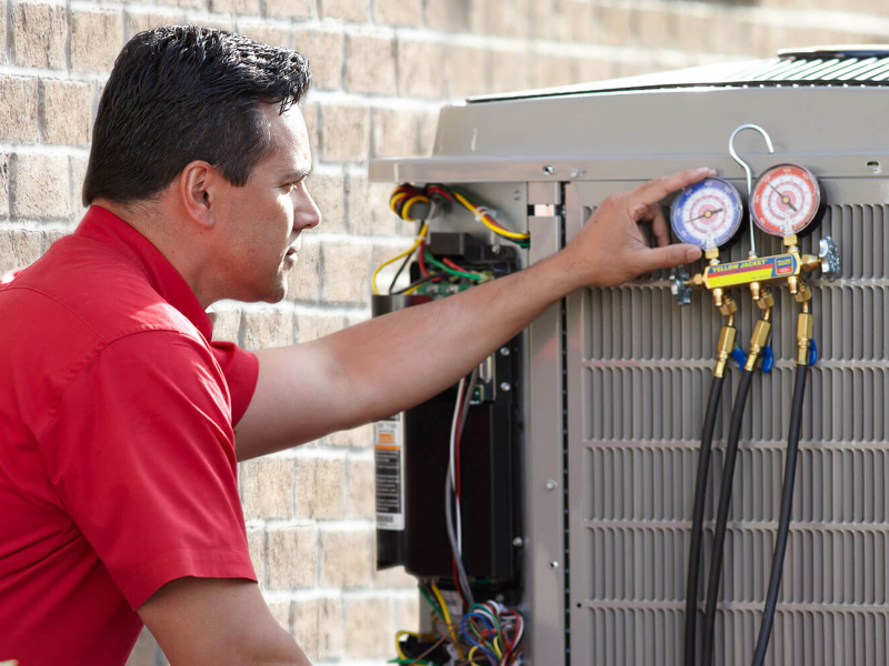 Técnico cargando gas de Aire Acondicionado Daewoo